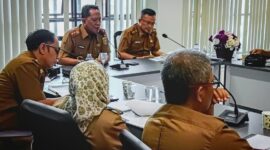 Kepala Dinas BMBK Lampung, M. Taufiqullah, ketika memimpin rapat. Foto: Pramoedya.id) 