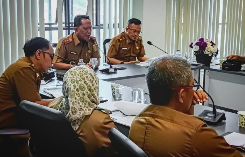 Kepala Dinas BMBK Lampung, M. Taufiqullah, ketika memimpin rapat. Foto: Pramoedya.id) 