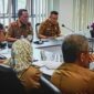 Kepala Dinas BMBK Lampung, M. Taufiqullah, ketika memimpin rapat. Foto: Pramoedya.id) 