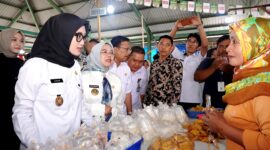 Jihan ketika meninjau pasar. Foto: Adpim