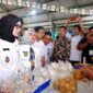 Jihan ketika meninjau pasar. Foto: Adpim