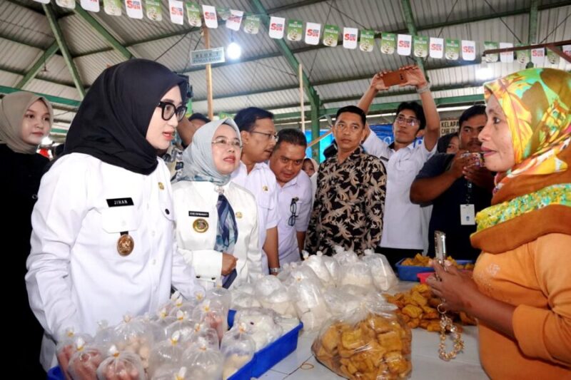 Jihan ketika meninjau pasar. Foto: Adpim