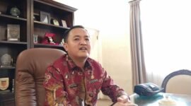 Kepala Disdikbud Lampung, Thomas Americo, ketika diwawancarai. Foto: Luki. 