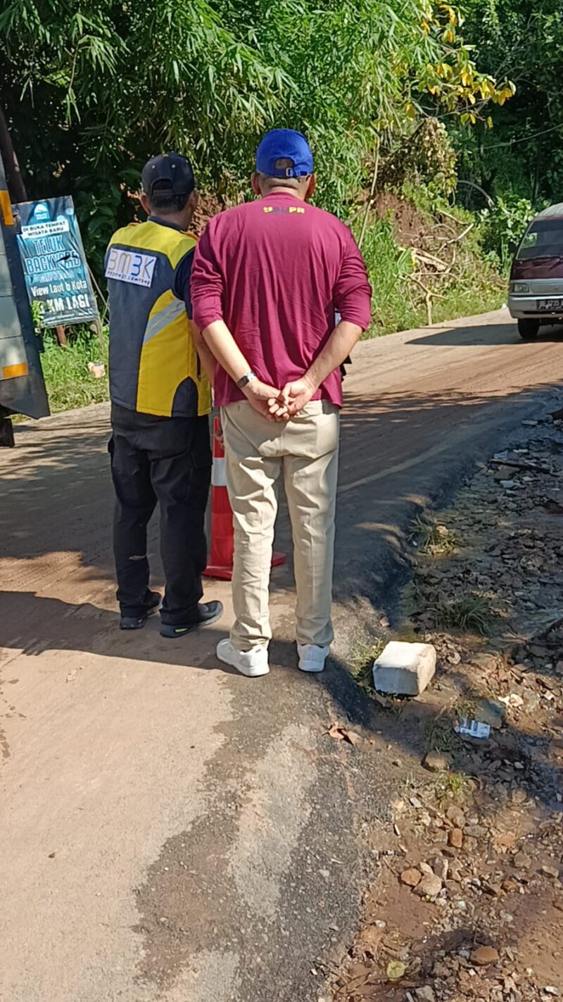 Kepala Dinas BOBO Lampung, M. Taufiqullah, ketika meninjau jalan. Foto: Pramoedya.id