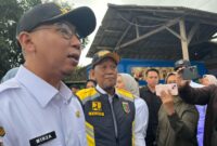 Gubernur Lampung, RMD, dengan Kadis BM M Lampung, M. Taufiqullah, ketika diwawancarai. Foto: Luki. 