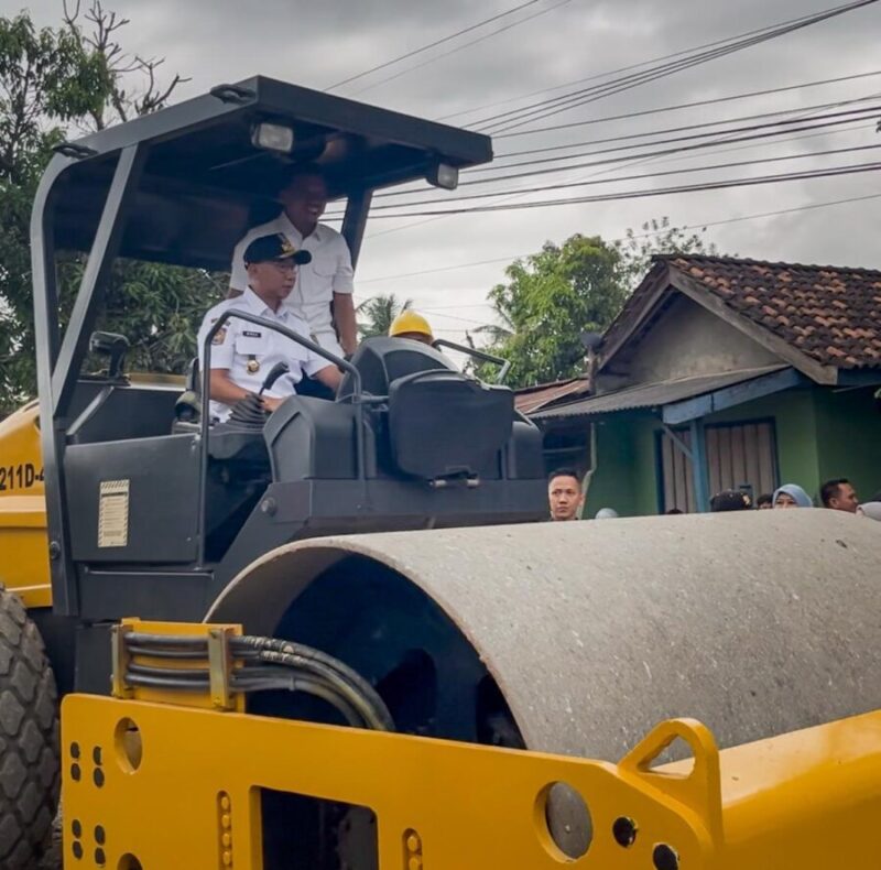 Gubernur RMD ketika menaiki alat berat. Foto:Luki.