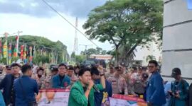 Mahasiswa Universitas Malahayati ketika melakukan aksi di depan Gedung DPRD Lampung. Foto: Pramoedya