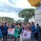 Mahasiswa Universitas Malahayati ketika melakukan aksi di depan Gedung DPRD Lampung. Foto: Pramoedya