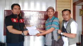 Pemred Pers.News ketika menyerahkan berkas ke Pengacara Ginda Ansori Wayka