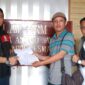 Pemred Pers.News ketika menyerahkan berkas ke Pengacara Ginda Ansori Wayka