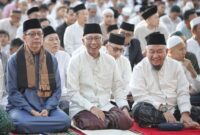 Gubernur Lampung, RMD, ketika akan melaksanakan ibadah sholat Idul Adha. Foto: Adpim