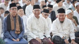 Gubernur Lampung, RMD, ketika akan melaksanakan ibadah sholat Idul Adha. Foto: Adpim