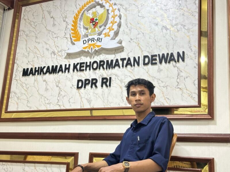 iqbal Farochi ketika selesai melaporkan Muhamad Kadavi di MKD DPR RI. Foto: Pramoedya.id