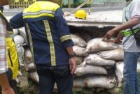 Kepala Dinas BMBK Lampung, M. Taufiqullah, ketika meninjau gorong-gorong. Foto: Luki