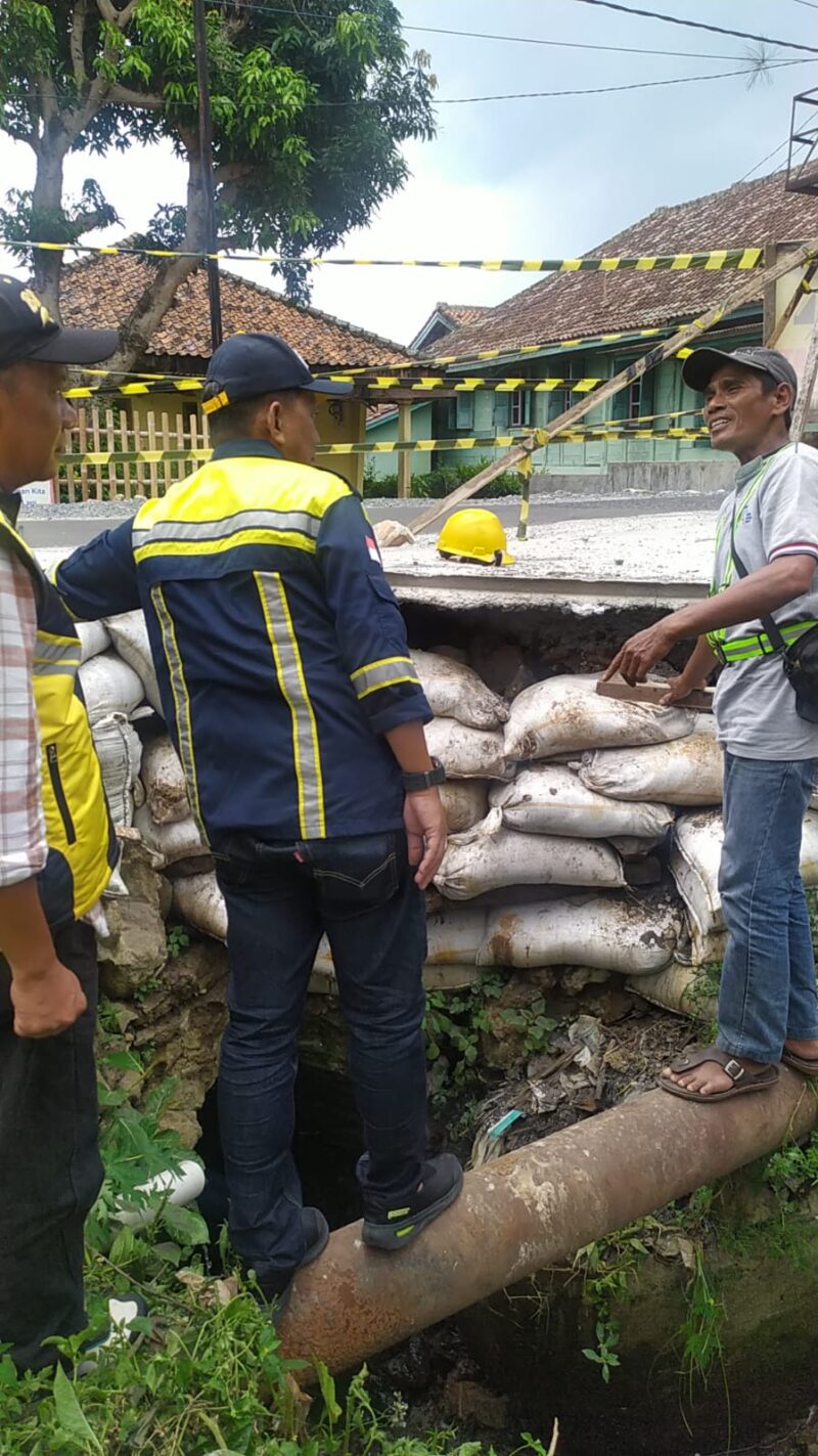 Kepala Dinas BMBK Lampung, M. Taufiqullah, ketika meninjau gorong-gorong. Foto: Luki