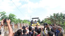 Ground Breaking jalan di Kabupaten Pesawaran. Foto: Luki