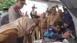 Gubernur Lampung, Rahmat Mirzani Djausal, ketika melakukan pantauan di lokasi pembayaran pajak drive thru.