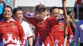 Gubernur Lampung, RMD, ketika memanah.
