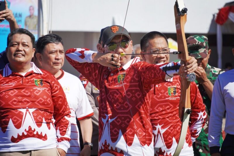 Gubernur Lampung, RMD, ketika memanah.