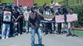 Puluhan warga Bandar Lampung melakukan unjuk rasa di halaman Kantor Walikota pada Senin (28/4/2025). Foto: Ist