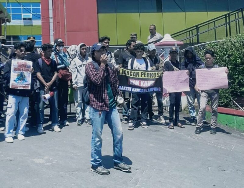 Puluhan warga Bandar Lampung melakukan unjuk rasa di halaman Kantor Walikota pada Senin (28/4/2025). Foto: Ist