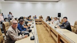 Anggota Komisi IV DPRD Provinsi Lampung, Najiullah Syarif di ruang rapat (kiri). 