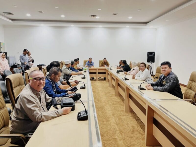 Anggota Komisi IV DPRD Provinsi Lampung, Najiullah Syarif di ruang rapat (kiri). 