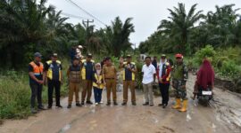 Kepala Dinas BMBK Lampung, M.Taufiqullah, ketika meninjau jalan longsor. Foto: Luki.