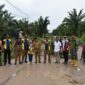 Kepala Dinas BMBK Lampung, M.Taufiqullah, ketika meninjau jalan longsor. Foto: Luki.