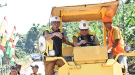 Gubernur Lampung, Rahmat Mirzani Djausal, ketika melakukan ground breaking. Foto: Luki