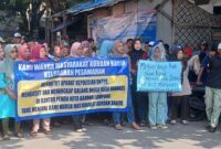 Warga ketika melakukan unjuk rasa.
