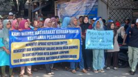 Warga ketika melakukan unjuk rasa.