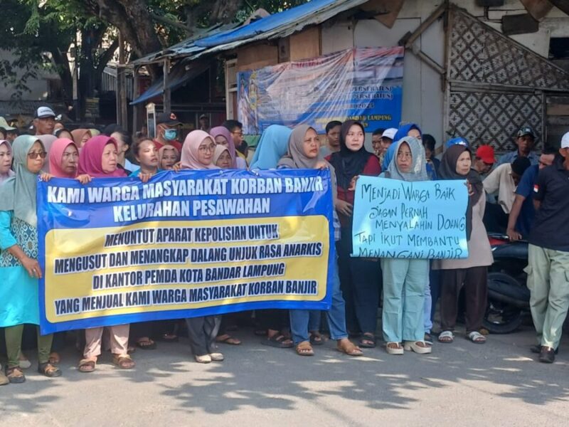 Warga ketika melakukan unjuk rasa.