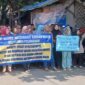 Warga ketika melakukan unjuk rasa.