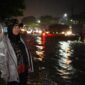 Wali Kota Bandar Lampung Eva Dwiana ketika meninjau banjir.