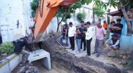 Eva Dwiana ketika meninjau pemasangan box culvert.