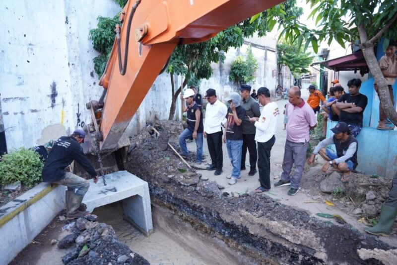 Eva Dwiana ketika meninjau pemasangan box culvert.