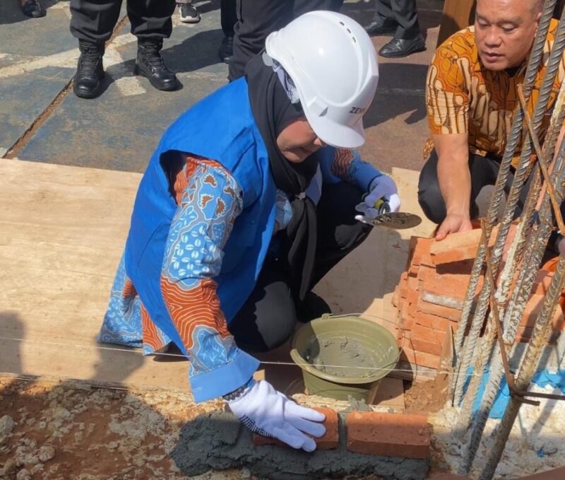 Wali Kota Bandar Lampung, Eva Dwiana, meletakkan batu pertama pembangunan lapangan tembak Polresta. Sumber| Ist