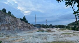 Salah satu tambang ilegal di Kecamatan Sukabumi, Bandar Lampung. Tampak alat berat yang kini tidak beroperasi lantaran penyegelan tambang oleh Pemerintah Provinsi Lampung. Foto: Luki