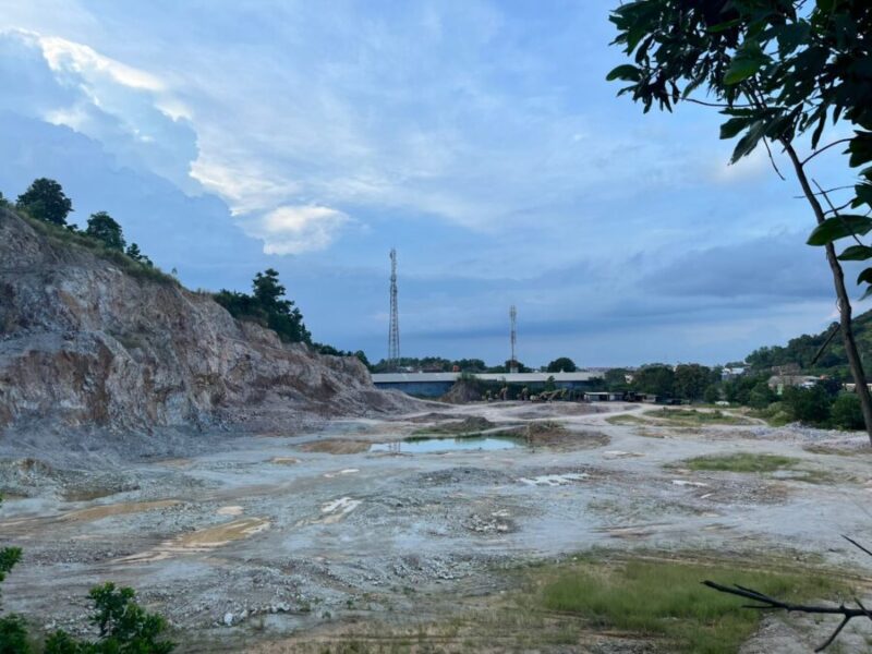 Salah satu tambang ilegal di Kecamatan Sukabumi, Bandar Lampung. Tampak alat berat yang kini tidak beroperasi lantaran penyegelan tambang oleh Pemerintah Provinsi Lampung. Foto: Luki