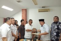 Hanafiah Hamidi ketika seusai mengambil formulir pendaftaran 