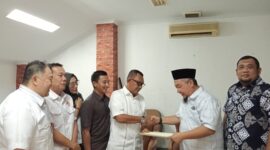 Hanafiah Hamidi ketika seusai mengambil formulir pendaftaran 