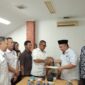 Hanafiah Hamidi ketika seusai mengambil formulir pendaftaran 