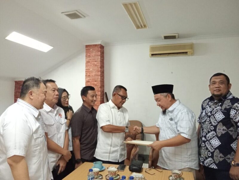 Hanafiah Hamidi ketika seusai mengambil formulir pendaftaran 