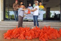 Ketua IJP ketika bagikan kurban 