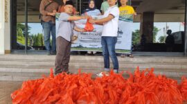 Ketua IJP ketika bagikan kurban 
