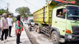 Eva Dwiana ketika meninjau. Foto: Diskominfo Balam. 