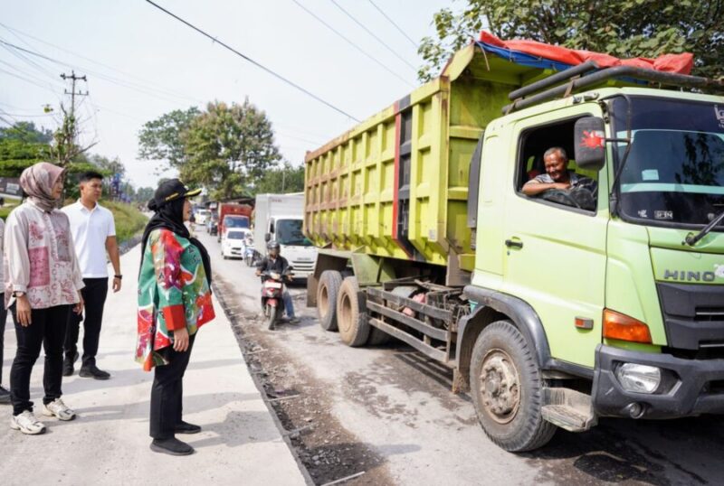 Eva Dwiana ketika meninjau. Foto: Diskominfo Balam. 