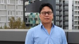 Prof. Dr. Robet, M.A yang baru dikukuhkan sebagai Guru Besar Bidang Ilmu Filsafat Sosial