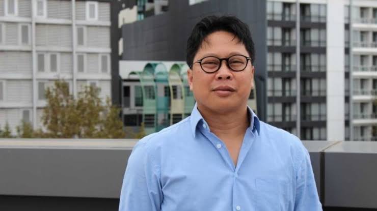 Prof. Dr. Robet, M.A yang baru dikukuhkan sebagai Guru Besar Bidang Ilmu Filsafat Sosial